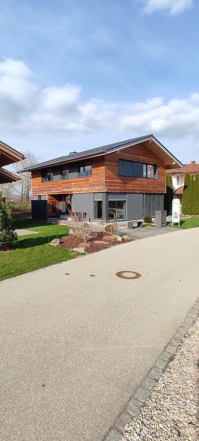 Der Name sagt es: Das "Vitalhaus Heidi" zitiert den Schweizer Chalet-Stil. Gestalterisches Understatement zeigt sich im schlichten Satteldach und der klassischen Hausform. Das konsequent ökologische Holzhaus will gemütlich ruhig sein und beweist dabei Eleganz. Der Name sagt es: Das "Vitalhaus Heidi" zitiert den Schweizer Chalet-Stil. Gestalterisches Understatement zeigt sich im schlichten Satteldach und der klassischen Hausform. Das konsequent ökologische Holzhaus will gemütlich ruhig sein und beweist dabei Eleganz.