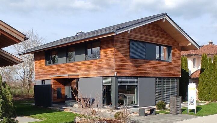 Der Name sagt es: Das "Vitalhaus Heidi" zitiert den Schweizer Chalet-Stil. Gestalterisches Understatement zeigt sich im schlichten Satteldach und der klassischen Hausform. Das konsequent ökologische Holzhaus will gemütlich ruhig sein und beweist dabei Eleganz. Der Name sagt es: Das "Vitalhaus Heidi" zitiert den Schweizer Chalet-Stil. Gestalterisches Understatement zeigt sich im schlichten Satteldach und der klassischen Hausform. Das konsequent ökologische Holzhaus will gemütlich ruhig sein und beweist dabei Eleganz.