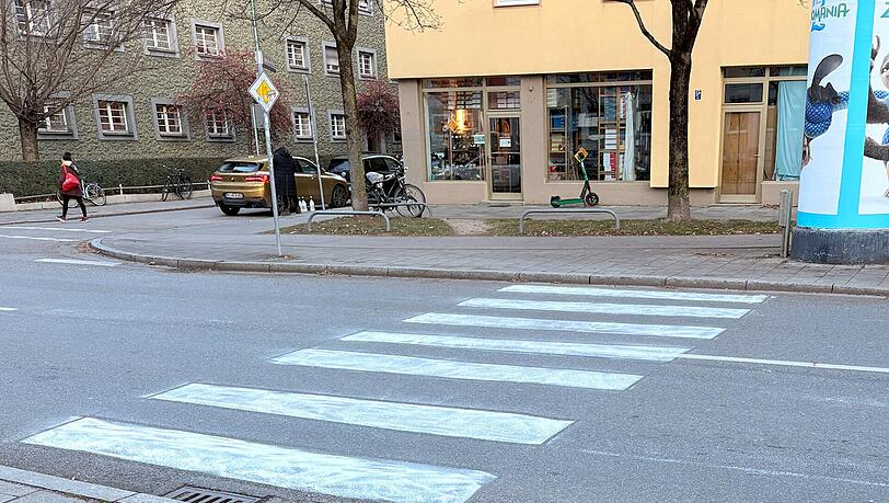 Am Sonntag war der selbst gemachte Zebrastreifen noch im satten Wei&szlig; auf dem Asphalt. Mittlerweile hat die Stadt die Streifen gr&ouml;&szlig;tenteils entfernt.