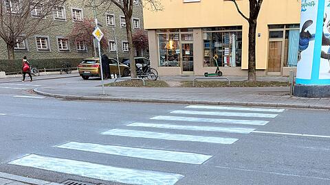 Am Sonntag war der selbst gemachte Zebrastreifen noch im satten Weiß auf dem Asphalt. Mittlerweile hat die Stadt die Streifen größtenteils entfernt.