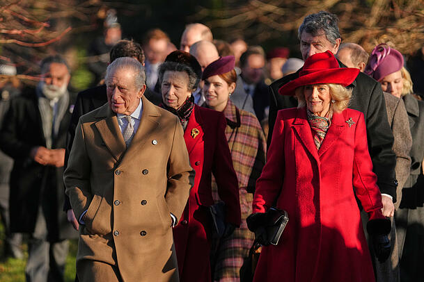 Der britische K&ouml;nig Charles III. und K&ouml;nigin Camilla (r) kommen zum Weihnachtsgottesdienst in der St. Mary Magdalene Church. Hinter Charles laufen seine Schwester, Prinzessin Anne (2.v.l.), sowie Prinzessin Eugenie (3.v.l.).