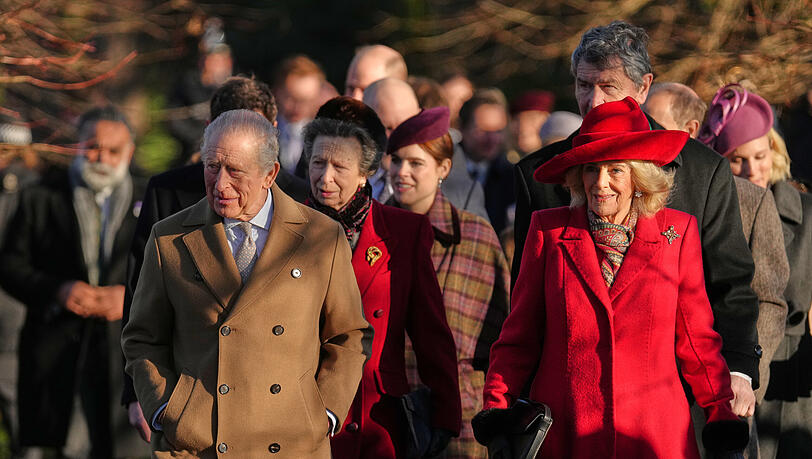 Der britische K&ouml;nig Charles III. und K&ouml;nigin Camilla (r) kommen zum Weihnachtsgottesdienst in der St. Mary Magdalene Church. Hinter Charles laufen seine Schwester, Prinzessin Anne (2.v.l.), sowie Prinzessin Eugenie (3.v.l.).