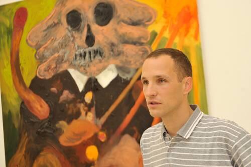 Alles so schön bunt hier: André Butzer in der Nürnberger Kunsthalle vor seinem Bild &bdquo;Wanderer&ldquo; von 2001 &mdash; mit &bdquo;Schandekopf&ldquo;.