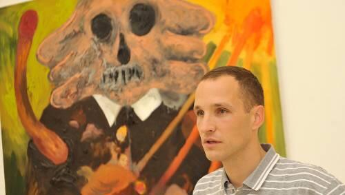 Alles so schön bunt hier: André Butzer in der Nürnberger Kunsthalle vor seinem Bild „Wanderer“ von 2001 — mit „Schandekopf“. Alles so schön bunt hier: André Butzer in der Nürnberger Kunsthalle vor seinem Bild „Wanderer“ von 2001 — mit „Schandekopf“.