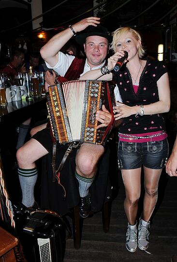 Was fehlt bei einer Tracht Prügel nie? Das Zwitschern.