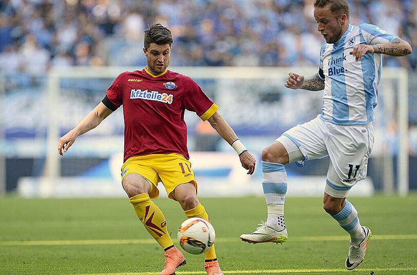 Moritz Stoppelkamp im Duell mit 1860-Profi Daniel Adlung (rechts).