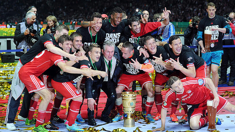 Jubel mit dem goldenen Pott: Die Bayern im Berliner Olympiastadion.