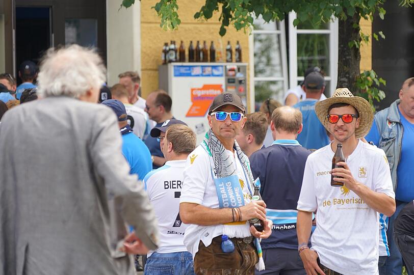 Giesing ist am Sonntag blau - die Fanbilder vor dem Spiel gegen Saarbrücken.
