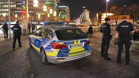 Polizeikontrolle am späten Freitagabend am Stachus in München.