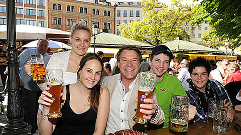 Mittendrin sitzt er am liebsten: Patrick Lindner genießt sein Weißbier im Biergarten am Viktualienmarkt &ndash; umgeben von jungen, französischen Touristen.