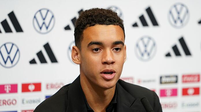Deutschlands Jamal Musiala während einer Pressekonferenz im Wembley-Stadion.