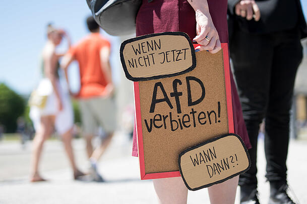 Eine Demonstrantin hält ein Plakat mit der Aufschrift "AFD verbieten!" Eine Demonstrantin hält ein Plakat mit der Aufschrift "AFD verbieten!"