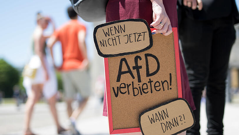 Eine Demonstrantin hält ein Plakat mit der Aufschrift "AFD verbieten!" Eine Demonstrantin hält ein Plakat mit der Aufschrift "AFD verbieten!"
