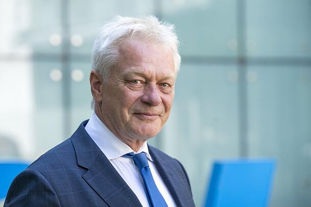 Alois Rainer ist Bundeslandwirtschaftsminister und Metzgermeister. Martin Rütter ist skeptisch, was den CSU-Politiker betrifft. Alois Rainer ist Bundeslandwirtschaftsminister und Metzgermeister. Martin Rütter ist skeptisch, was den CSU-Politiker betrifft.