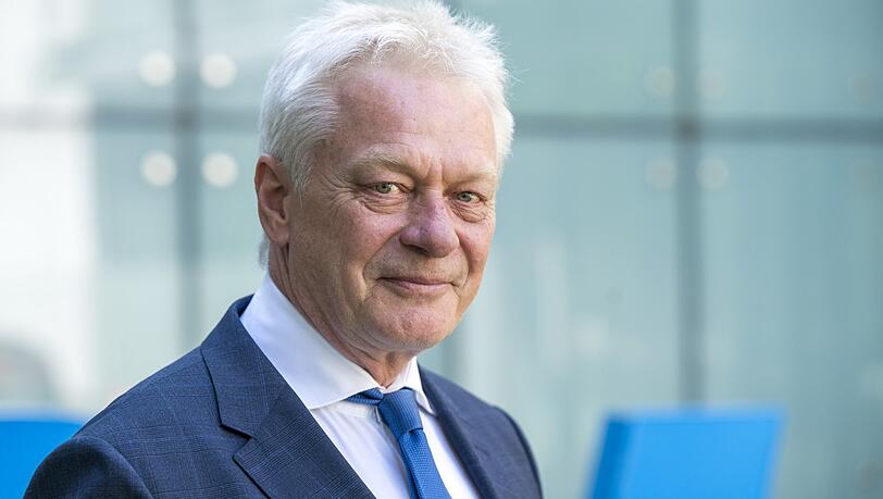 Alois Rainer ist Bundeslandwirtschaftsminister und Metzgermeister. Martin Rütter ist skeptisch, was den CSU-Politiker betrifft. Alois Rainer ist Bundeslandwirtschaftsminister und Metzgermeister. Martin Rütter ist skeptisch, was den CSU-Politiker betrifft.