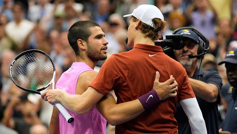 Carlos Alcaraz (l) setzte sich im US-Open-Finale in vier Sätzen gegen Jannik Sinner (r) durch. Carlos Alcaraz (l) setzte sich im US-Open-Finale in vier Sätzen gegen Jannik Sinner (r) durch.