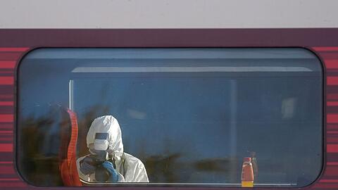 Forensiker untersuchen den Zug, in dem es zu dem verheerenden Angriff kam.