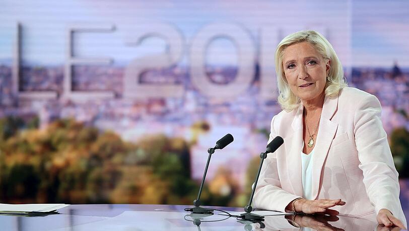 Marine Le Pen geht voll auf Risiko und tritt trotz eines offenen Gerichtsverfahrens als Präsidentschaftskandidatin an. Marine Le Pen geht voll auf Risiko und tritt trotz eines offenen Gerichtsverfahrens als Präsidentschaftskandidatin an.