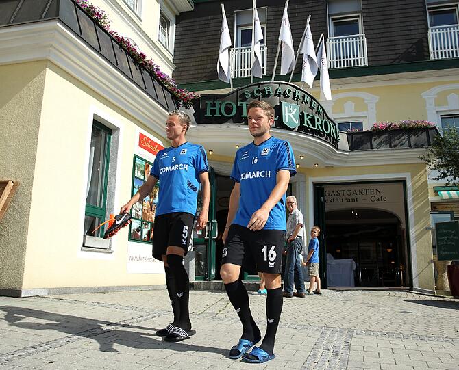 Dominik Stahl und Dennis Malura vorm Mannschaftshotel Schachner in Maria Taferl.