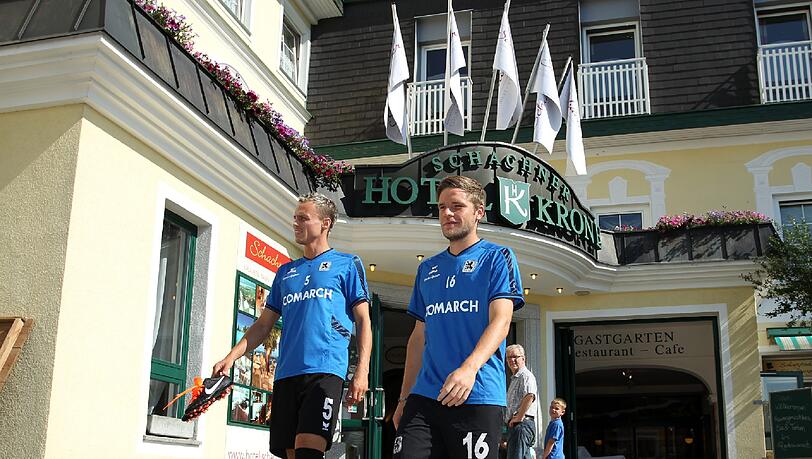 Dominik Stahl und Dennis Malura vorm Mannschaftshotel Schachner in Maria Taferl.