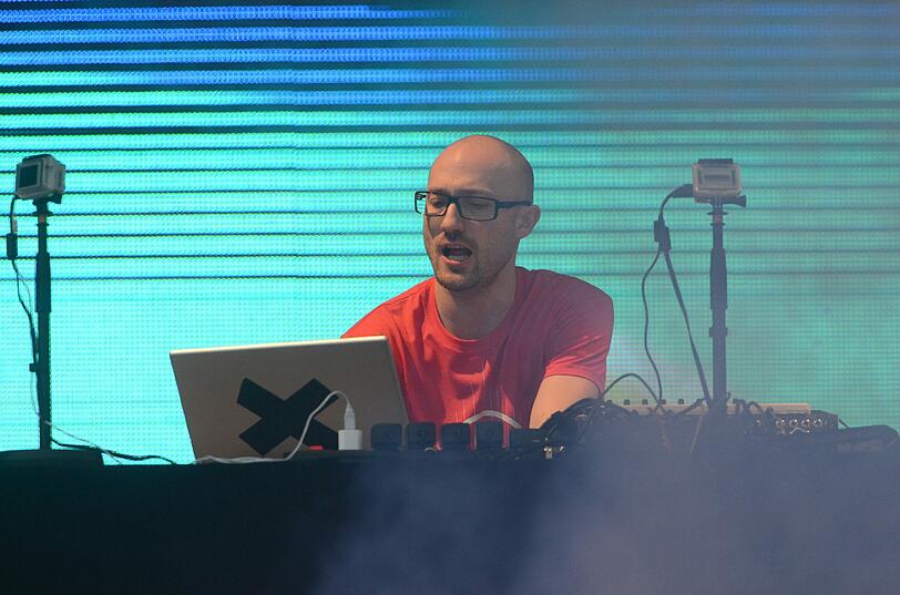 Wolkenbruch und Matsch statt "sky" und "sand" - trotzdem feiern am Sonntag 20.000 Fans den Berliner DJ Paul Kalkbrenner am Königsplatz.