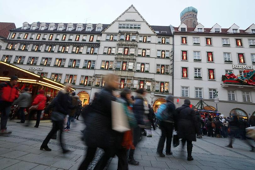 Weichnachtlicher Geschenkswahnsinn: am ersten Adventsamstag ist das Weihnachtsgeschäft wieder gestartet. Die Bilder vom Einkaufstrubel in der Münchner Innenstadt.