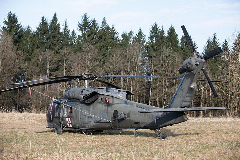 Kennt man normalerweise nur aus Hollywood-Streifen: Schwere Panzerwagen und Black Hawks der US Army. Derzeit üben die Soldaten Evakuierungen im Gebirge bei Traunstein. Hier gibt's die Fotos.
