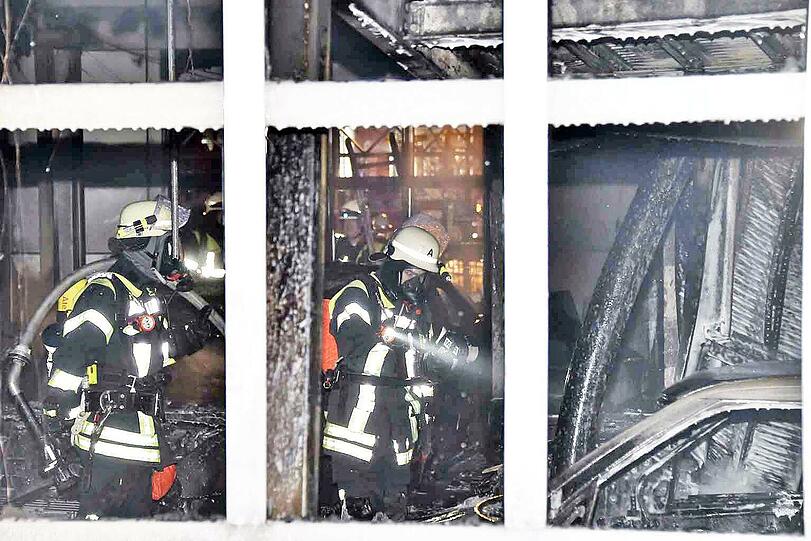 Bei einem Großbrand in einer Luxusautowerkstatt entstand erheblicher Sachschaden.