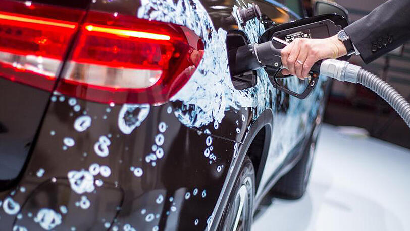Brennstoffzellenfahrzeug F-Cell GLC von Mercedes-Benz: Bislang sind erst wenige Wasserstoff-Modelle in Großserie gegangen. Brennstoffzellenfahrzeug F-Cell GLC von Mercedes-Benz: Bislang sind erst wenige Wasserstoff-Modelle in Großserie gegangen.