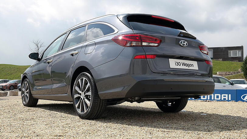 Der i30 mit Rucksack: Hyundai zeigte jetzt erstmals die Kombi-Variante in freier Wildbahn. Sie kostet 1000 Euro mehr als der Fünftürer.