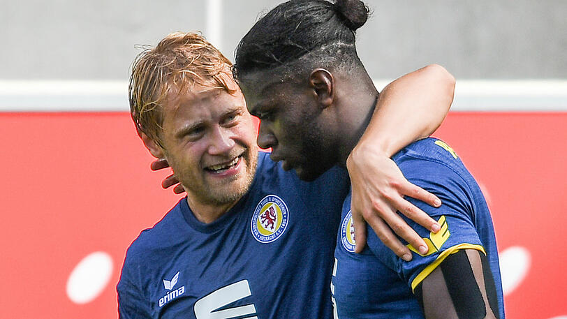 Joseph Baffo (re.) schießt das Führungstor für Eintracht Braunschweig. Nützt aber nichts: Das Team verliert trotzdem.