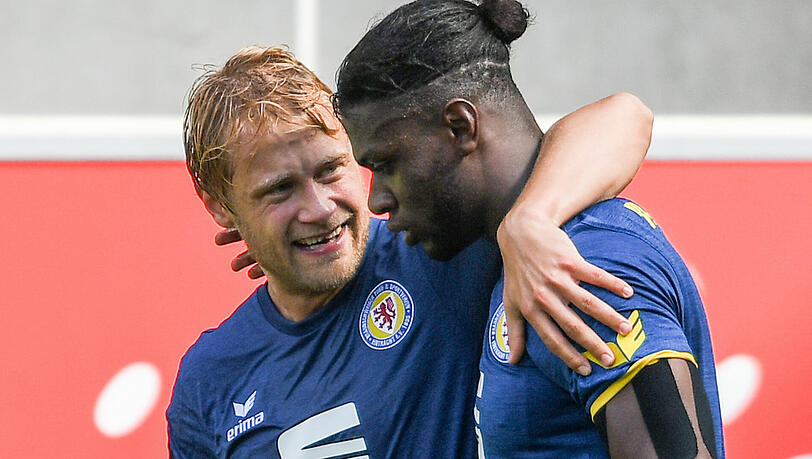 Joseph Baffo (re.) schießt das Führungstor für Eintracht Braunschweig. Nützt aber nichts: Das Team verliert trotzdem. Joseph Baffo (re.) schießt das Führungstor für Eintracht Braunschweig. Nützt aber nichts: Das Team verliert trotzdem.