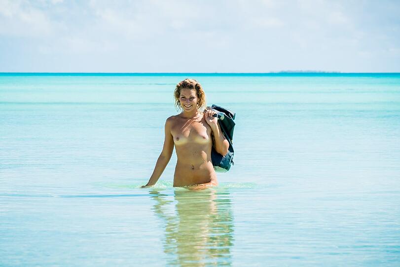 Was für ein Anblick: Die Profi-Surferin macht das Bond-Girl.