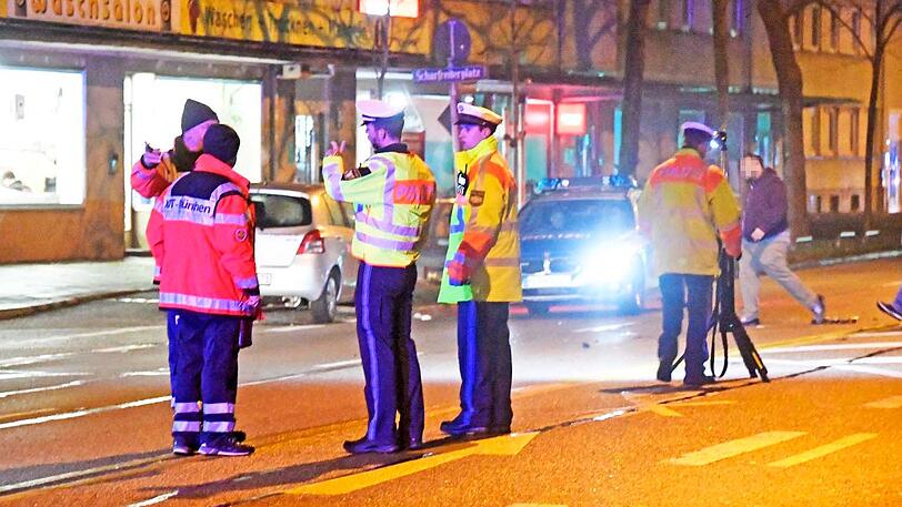 Bilder vom Unfallort am Mittwochabend: Eine Frau starb kurze Zeit nach dem Zusammenstoß, die andere schwebt weiterhin in Lebensgefahr.