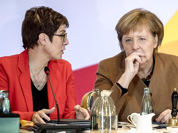 Im Rennen um die Nachfolge von Kanzlerin Angela Merkel an der CDU-Spitze bleibt Generalsekretärin Annegret Kramp-Karrenbauer die Favoritin der CDU-Anhänger.