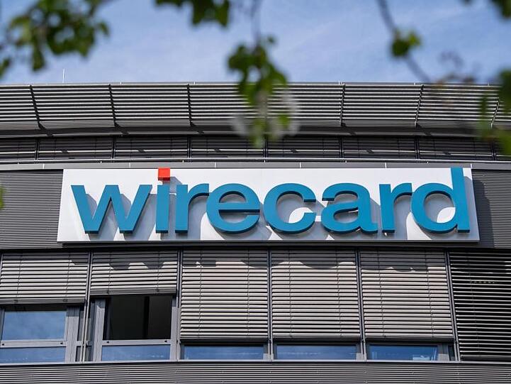 Der Schriftzug von Wirecard hängt an der Zentrale des Zahlungsdienstleisters. Foto: Peter Kneffel/Archiv
