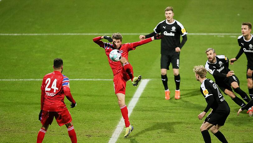 Schwer zu nehmen: Thomas Müller setzte den Ball gegen Kiel nach 35 Minuten freistehend über das Tor. Schwer zu nehmen: Thomas Müller setzte den Ball gegen Kiel nach 35 Minuten freistehend über das Tor.