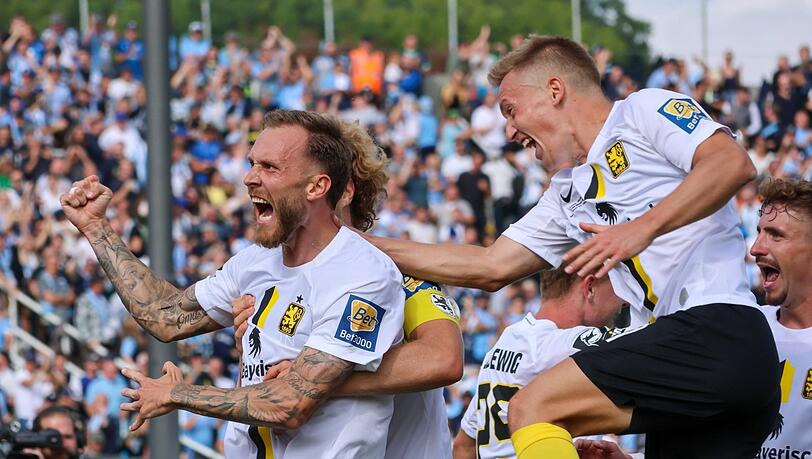 Da ist das Ding: Der TSV 1860 um Matchwinner Tim Rieder (l.) holt durch das 1:0 gegen Verl den zweiten Saison-Heimsieg.