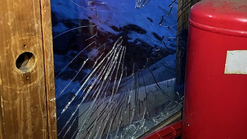 Die Fensterscheibe des Winterraums ist zerstört.