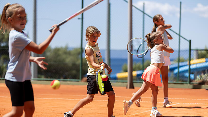 Auch abseits der klassischen Teamsportarten bietet das Croatia Summer Camp vielfältige Möglichkeiten: Das Tennis Camp verbindet professionelles Training mit mediterraner Kulisse und der Atmosphäre eines internationalen Turniers. Auch abseits der klassischen Teamsportarten bietet das Croatia Summer Camp vielfältige Möglichkeiten: Das Tennis Camp verbindet professionelles Training mit mediterraner Kulisse und der Atmosphäre eines internationalen Turniers.