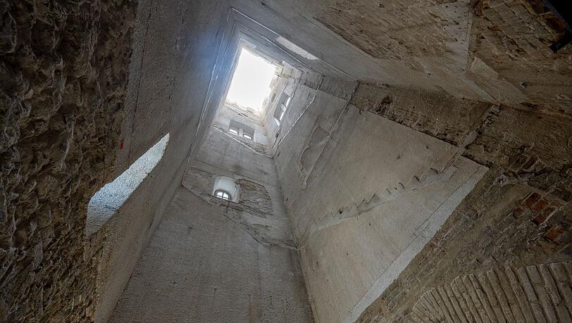 Das Augsburger Wahrzeichen Perlachturm ist derzeit hohl, nachdem die Treppen zum Besteigen des rund 70 Meter hohen Turms entfernt wurden.