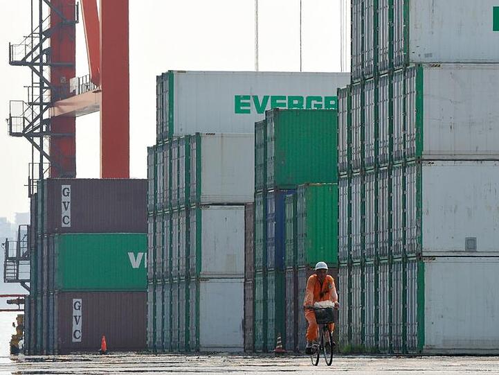 Der starke Yen bereitet vor allem der exportorientierten Wirtschaft Japans Kopfzerbrechen, da er japanische Produkte auf dem Weltmarkt verteuert und die Wettbewerbsfähigkeit des Landes schwächt.