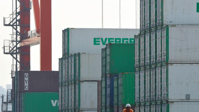 Der starke Yen bereitet vor allem der exportorientierten Wirtschaft Japans Kopfzerbrechen, da er japanische Produkte auf dem Weltmarkt verteuert und die Wettbewerbsfähigkeit des Landes schwächt. Der starke Yen bereitet vor allem der exportorientierten Wirtschaft Japans Kopfzerbrechen, da er japanische Produkte auf dem Weltmarkt verteuert und die Wettbewerbsfähigkeit des Landes schwächt.