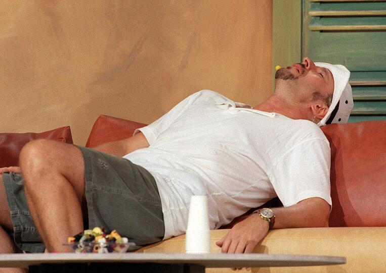 Vollen Einsatz für seine Show: Im Juli 1999 sackt Gottschalk am Rande der Proben erschöpft auf die Couch.Gottschalk erlitt kurz vor der Sendung einen Bandscheibenvorfall und war noch zwei Stunden vor Beginn seines Auftritts nicht einsatzfähig. Die Veranstaltung, bei der vor rund 6000 Besuchern drei Stunden lang Stars und Wetten am laufenden Band präsentiert wurden, bewältigte er dann aber ohne Probleme.