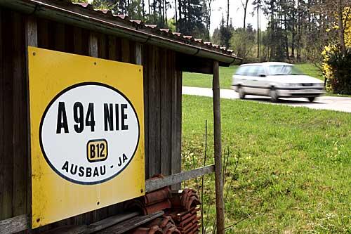 Ein Protestschild gegen den Bau der Autobahn 94 und für die Trasse entlang der Bundesstraße B 12 an einem Schuppen eines Bauernhofes in der Nähe von Tiefenbach (Oberbayern), an dem unmittelbar die neue Autobahntrasse durch das Isental vorbeiführen soll.