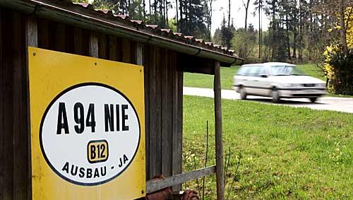 Ein Protestschild gegen den Bau der Autobahn 94 und für die Trasse entlang der Bundesstraße B 12 an einem Schuppen eines Bauernhofes in der Nähe von Tiefenbach (Oberbayern), an dem unmittelbar die neue Autobahntrasse durch das Isental vorbeiführen soll. Ein Protestschild gegen den Bau der Autobahn 94 und für die Trasse entlang der Bundesstraße B 12 an einem Schuppen eines Bauernhofes in der Nähe von Tiefenbach (Oberbayern), an dem unmittelbar die neue Autobahntrasse durch das Isental vorbeiführen soll.