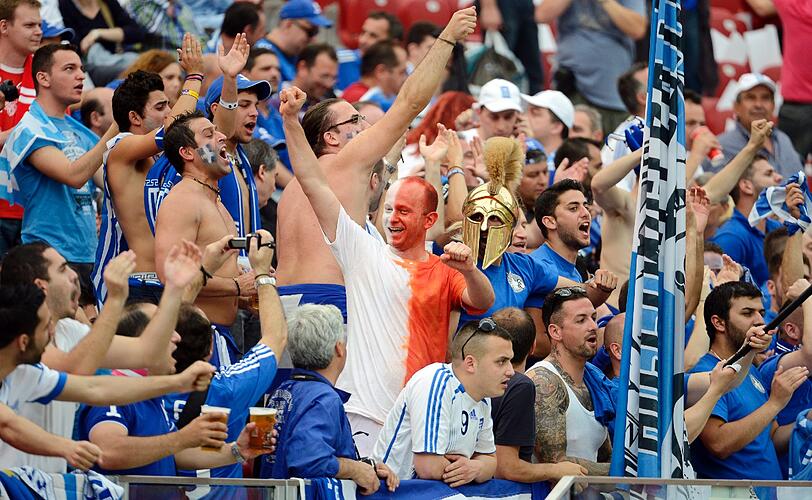 Endlich geht's los! Die EM wird in Warschau eröffnet. Hübsche Fans, skurrile Verkleidungen und die Eröffnungsfeierlichkeiten - hier gibt's die Bilder