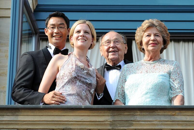 v.li: Philipp Rösler mit Ehefrau Wiebke und Hans-Dietrich Genscher mit Ehefrau Barbara.