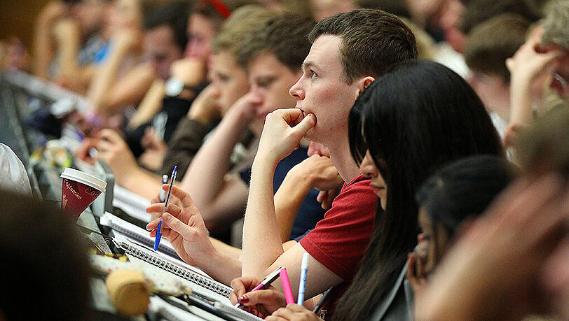 Dauerstress macht an deutschen Hochschulen viele Studenten so mürbe, dass sie psychotherapeutische Hilfe suchen. Dauerstress macht an deutschen Hochschulen viele Studenten so mürbe, dass sie psychotherapeutische Hilfe suchen.