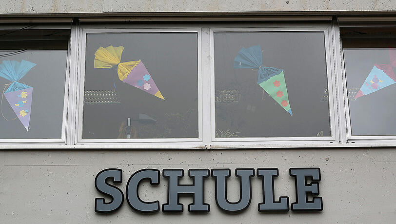 Die Schülerin stand plötzlich auf und sprang aus dem Fenster. Die Schülerin stand plötzlich auf und sprang aus dem Fenster.